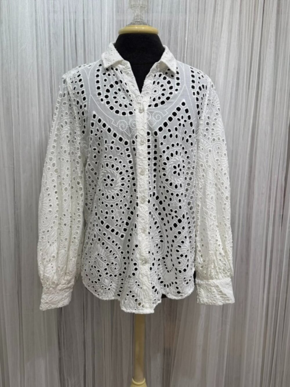 Chico's White Eyelet Embroidered Button Front Blouse Women's Size 2 US 12 Cotton